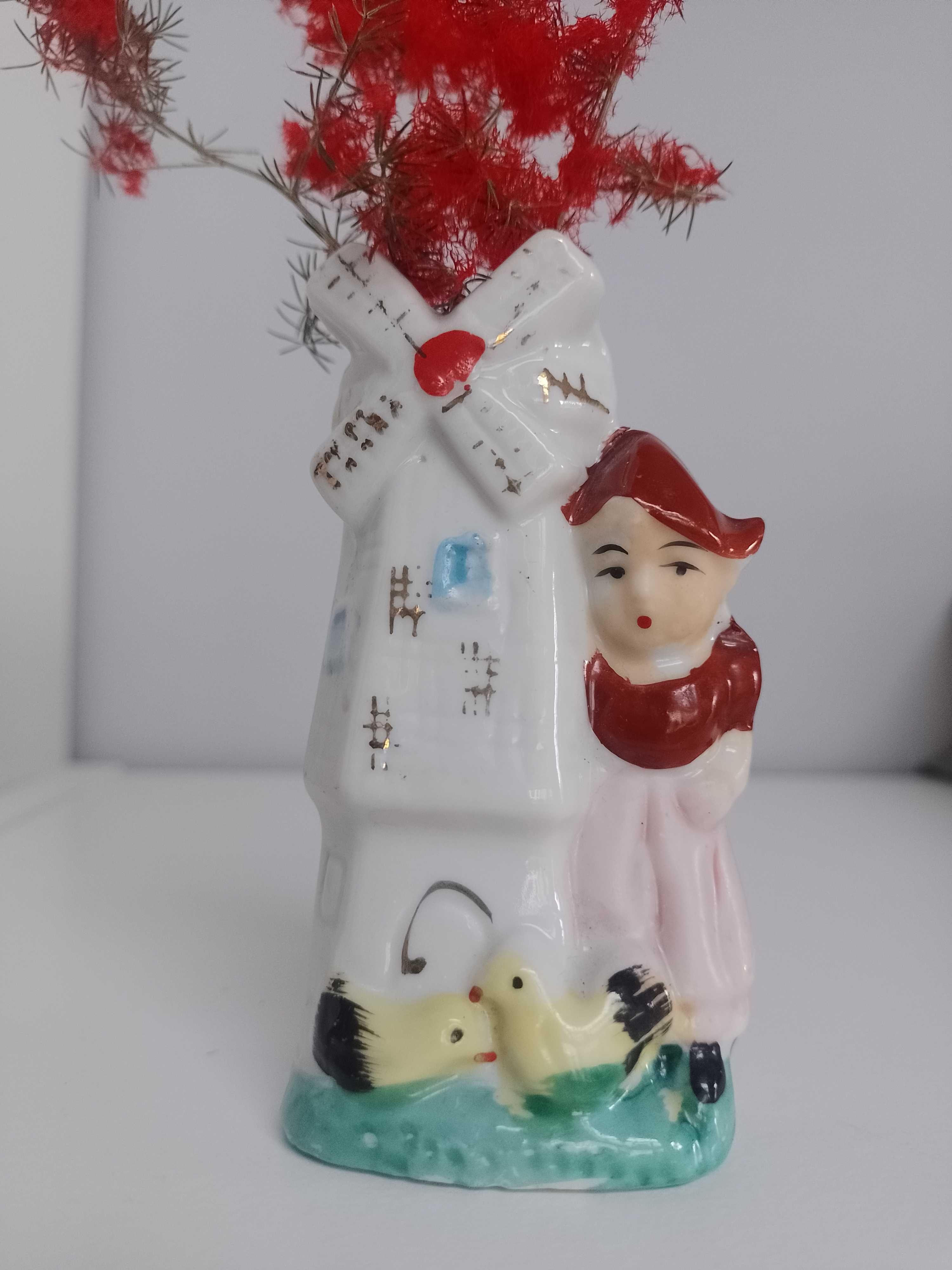 Śliczna dekoracja- porcelanowy wazonik z dziewczyną