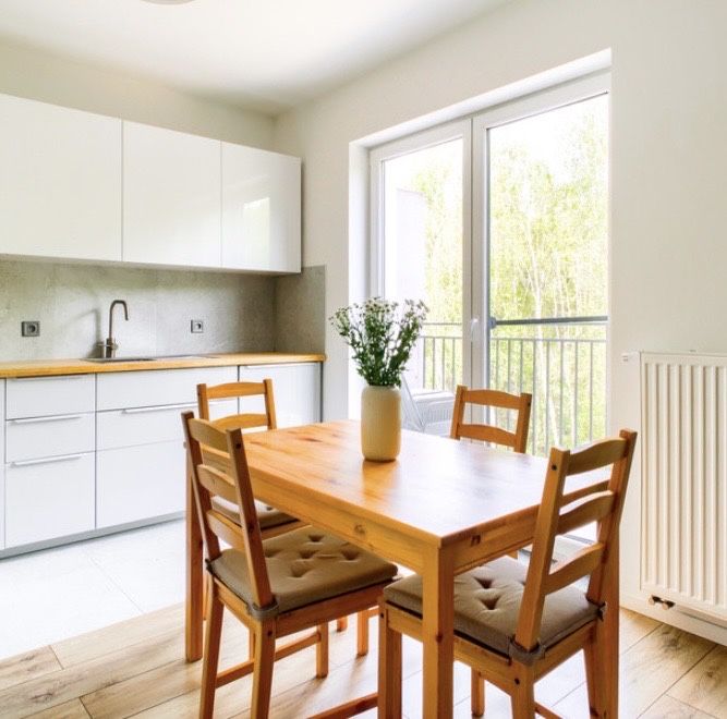 Stół z krzesłami IKEA. Stan idealny.