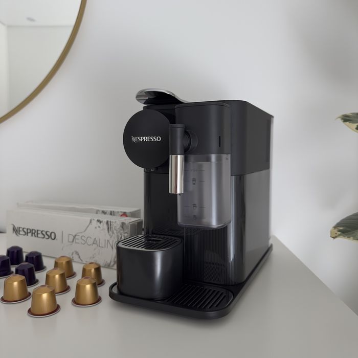 Máquina de café Nespresso Delonghi preta