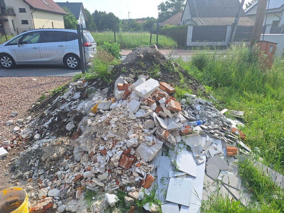 Oddam ziemię i gruz