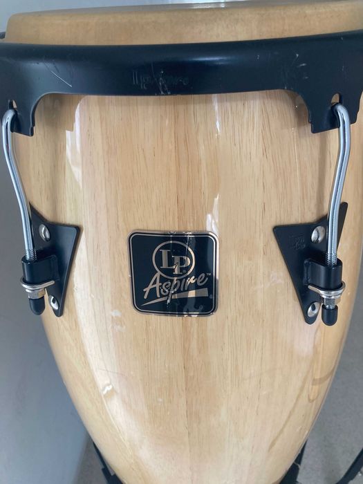 instrumento de percussão congas