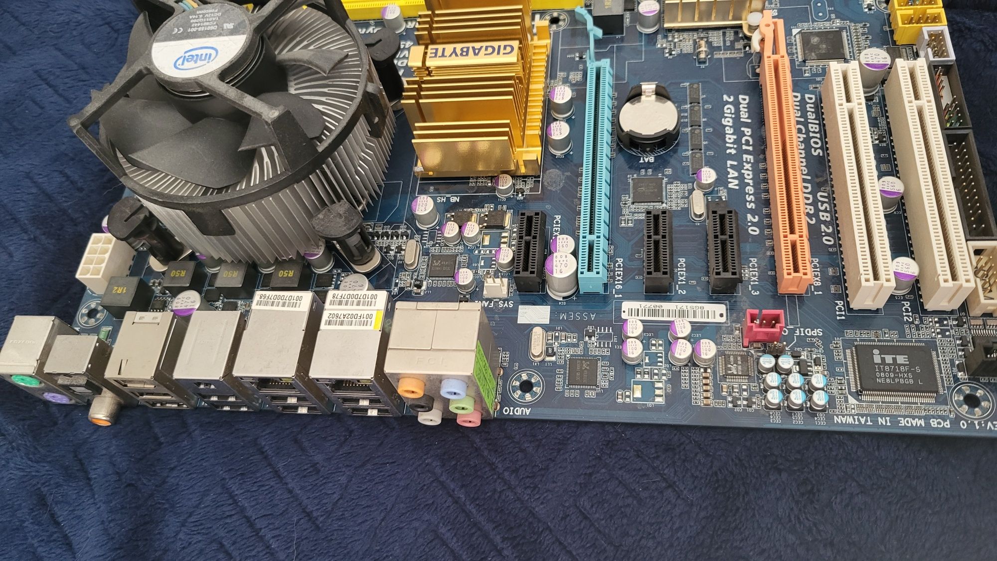 Plyta główna GIGABYTE GA-EP45-DS3R + E7200