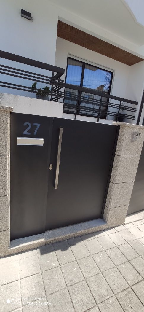 Portões entrada em alumínio e chapeados