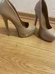 Sapatos verniz bege salto alto