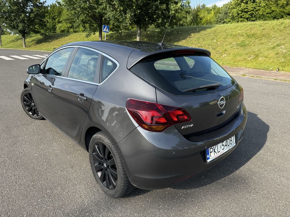 Opel Astra J 1.7 CDTi 2011 rok