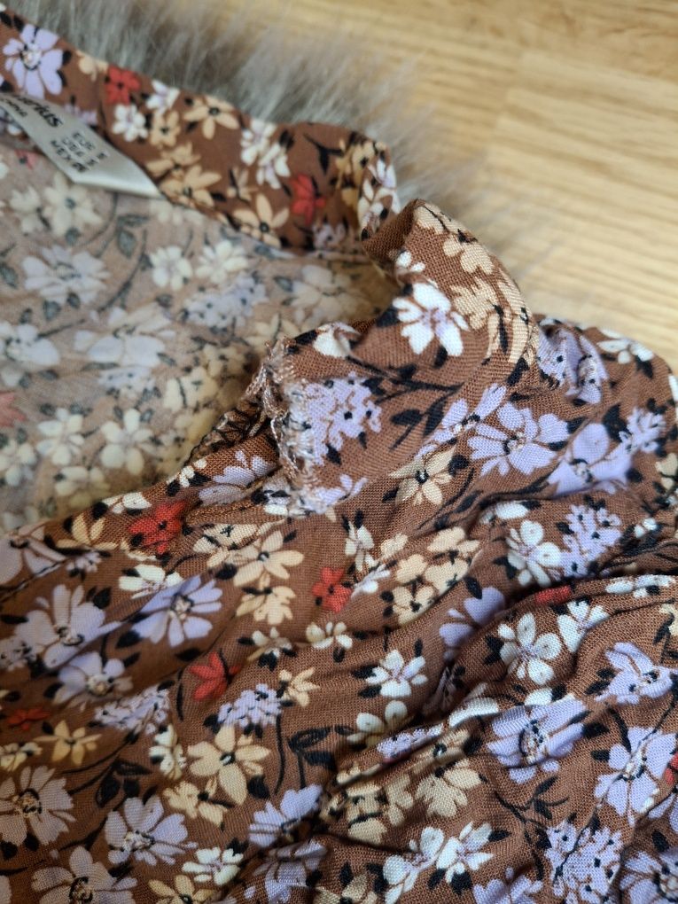 Elegancka zwiewna sukienka w kwiaty midi S Stradivarius
