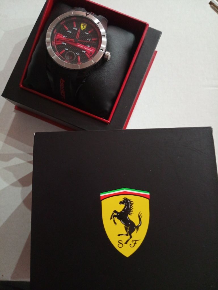 Чоловічі годинники Scuderia Ferrari з червоним циферблатом