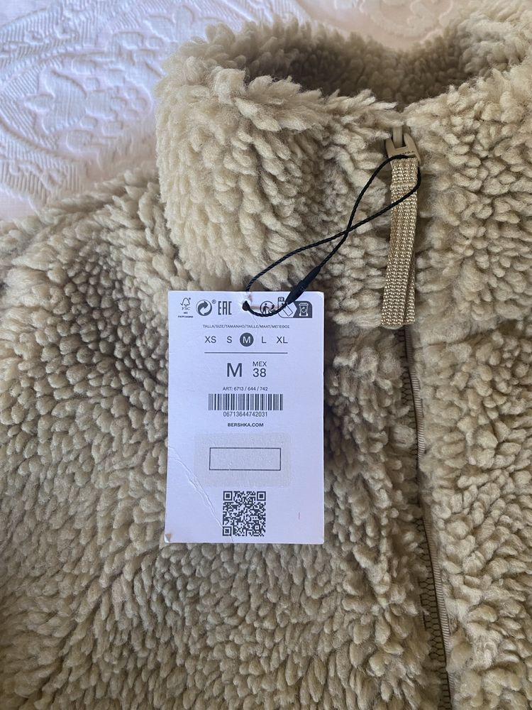 Casaco quente pelo Bershka NOVO com etiqueta tamanho M