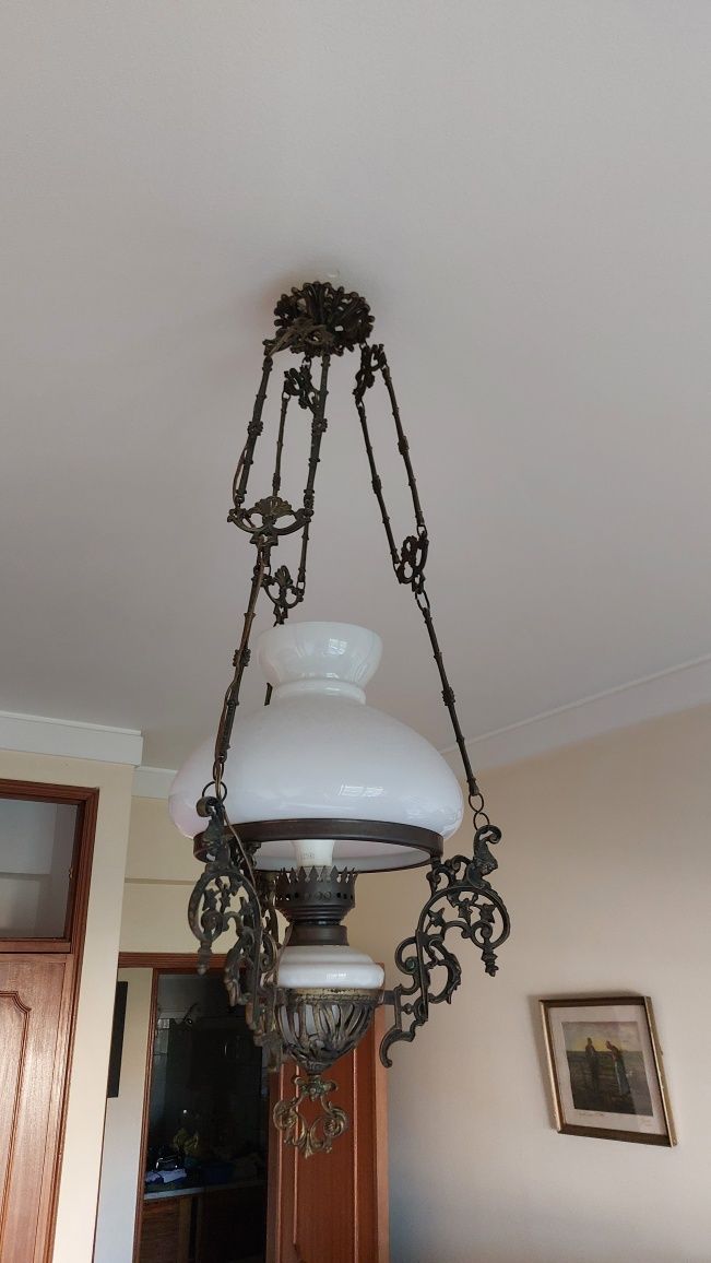 Candeeiro de teto com abajour de vidro branco