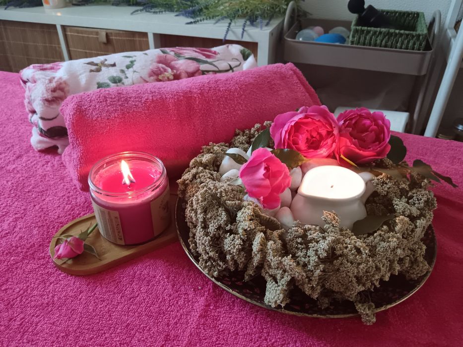 Masaż gorącą świecą lub kamieniami