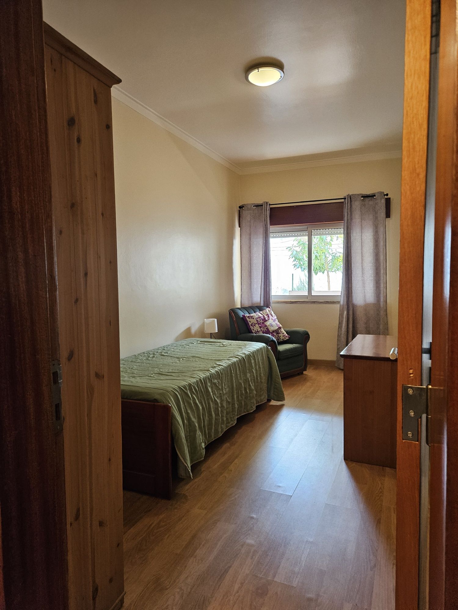 Quarto para Jovem Trabalhadora em Famões, Odivelas (Lisboa)