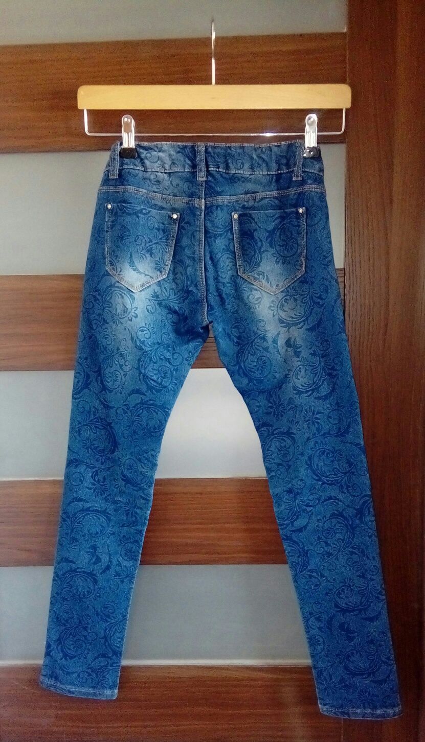 Spodnie jeansowe rurki niebieskie jeansy kwiatki