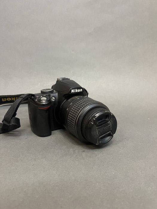 Nikon D3000 + обʼєктив 18-55 мм
