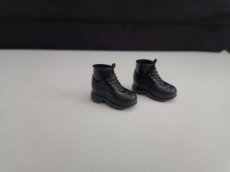 Czarne buciki dla lalki Barbie.