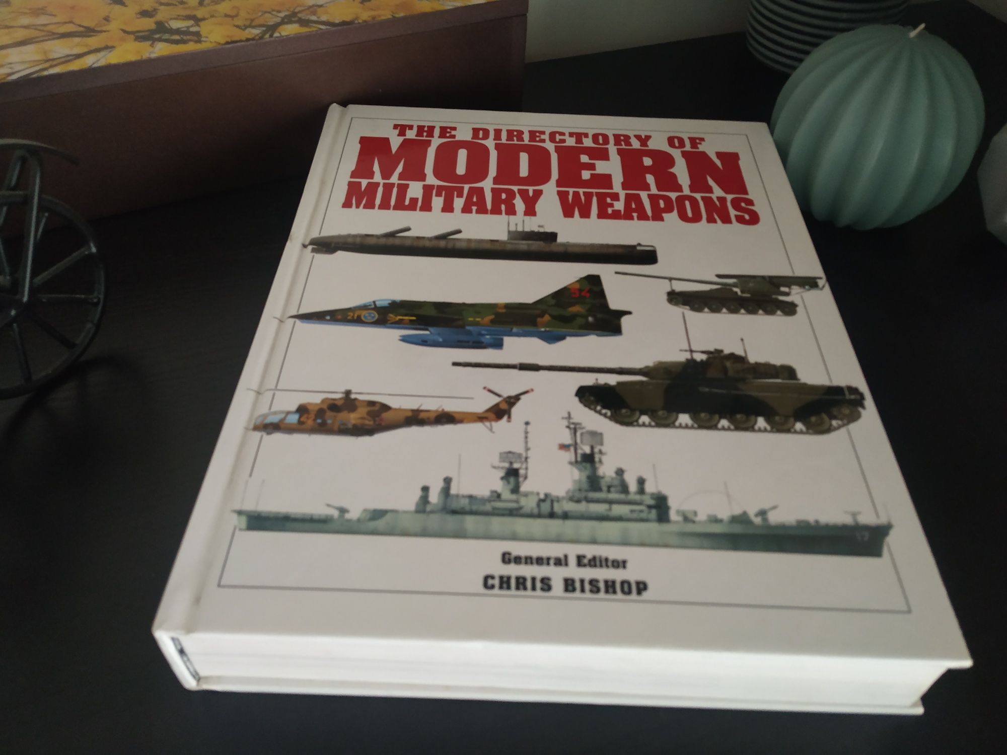 Livro militar "The Directory of Modern Military Weapons"