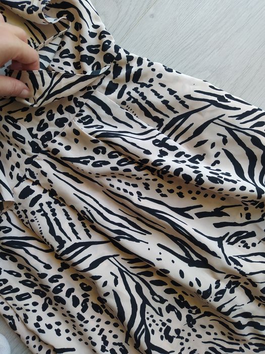 Sukienka kremowa we wzory