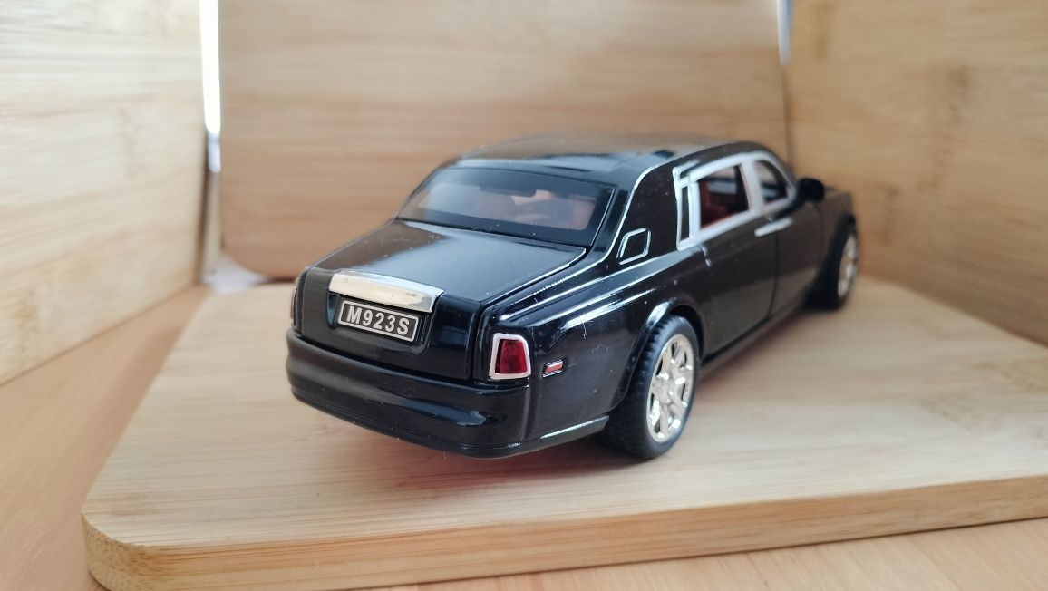 Rolls- Royce Phantom
