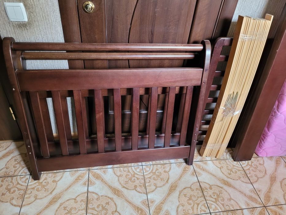 Кровать с натурального дерева