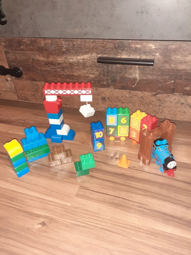 Pociąg z cyferkami dźwig Tomek i przyjaciele jak Lego Duplo