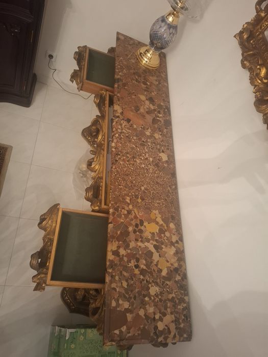 Credencia dourada com pedra e espelho