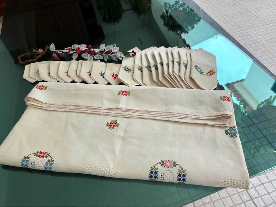 Toalha de mesa em linho, bordada e trabalhada em Crivo