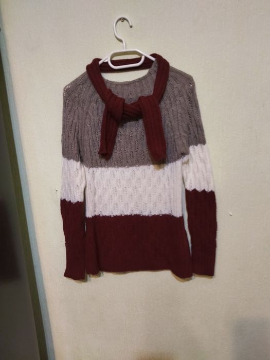 Свитер вязаный трёхцветный