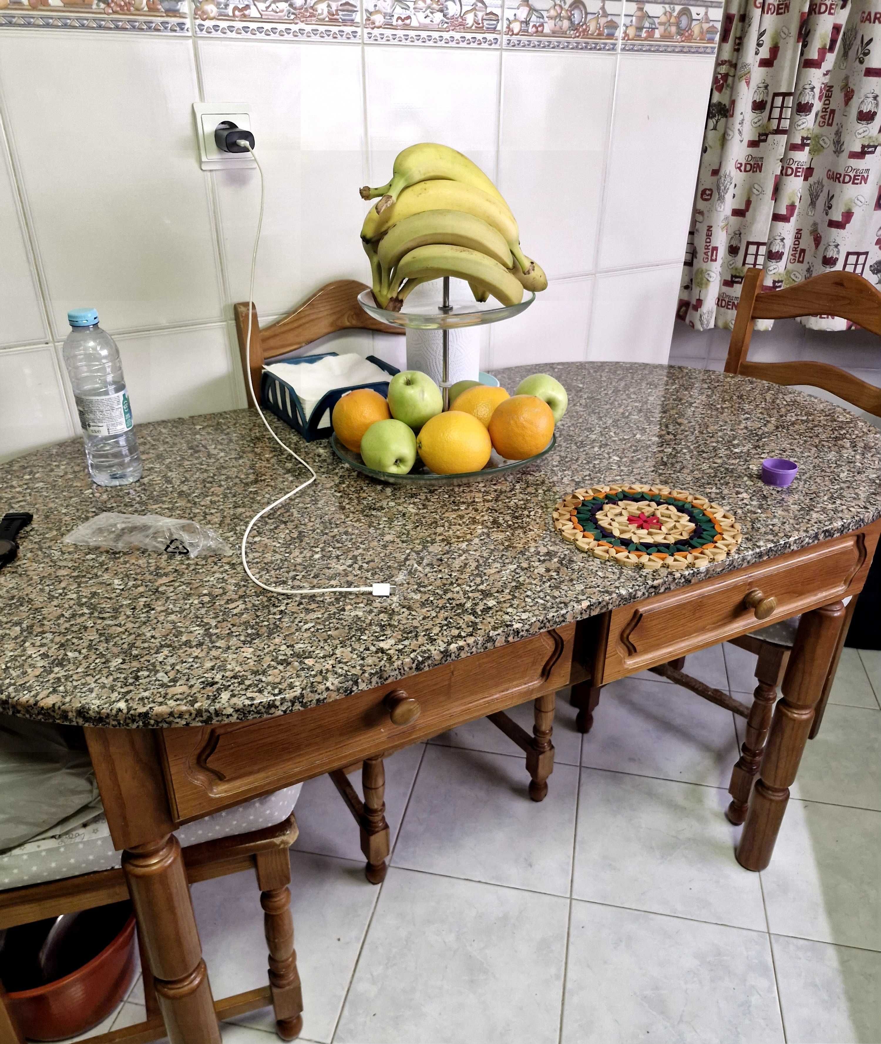 Mesa de cozinha  com tampo de pedra