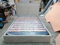 Cama estofada com led