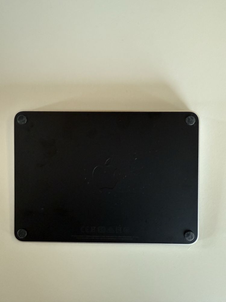 Gładzik Apple Magic Trackpad (USB‑C) – obszar Multi-Touch w czerni