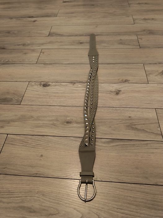 Pasek damski z metalowymi elementami