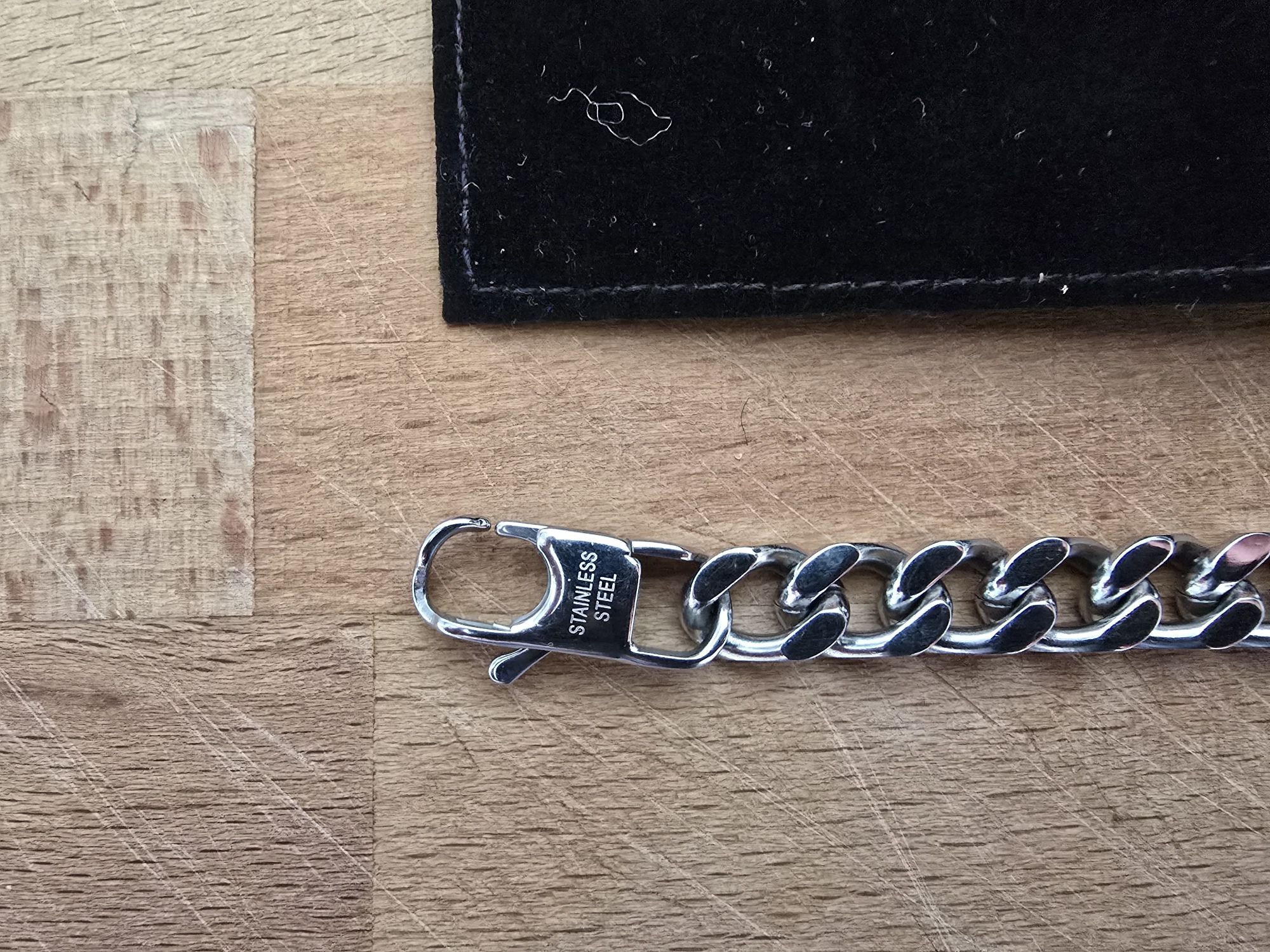 Pulseira em aço.