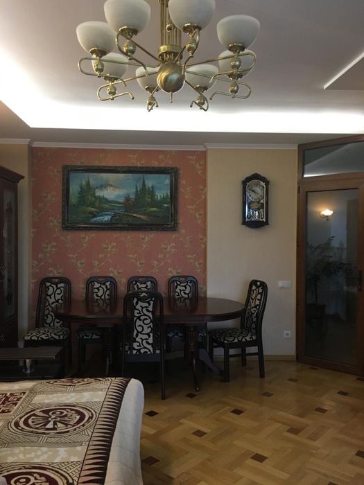 Продаж котедж у Винниках, вул. Яворницького, євроремонт, гараж.