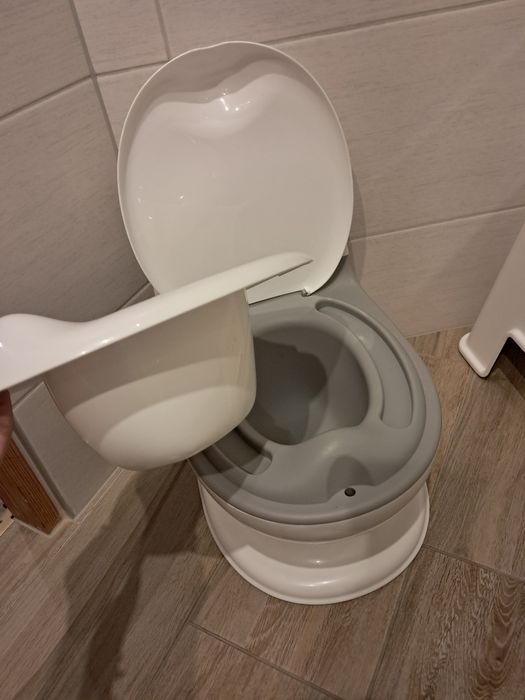 Nocnik jak prawdziwa toaleta