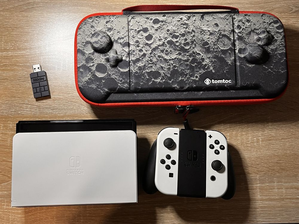 Nintendo Switch OLED + Hori Split Pad PRO + Tomtoc etui + 8Bitdo Adapt