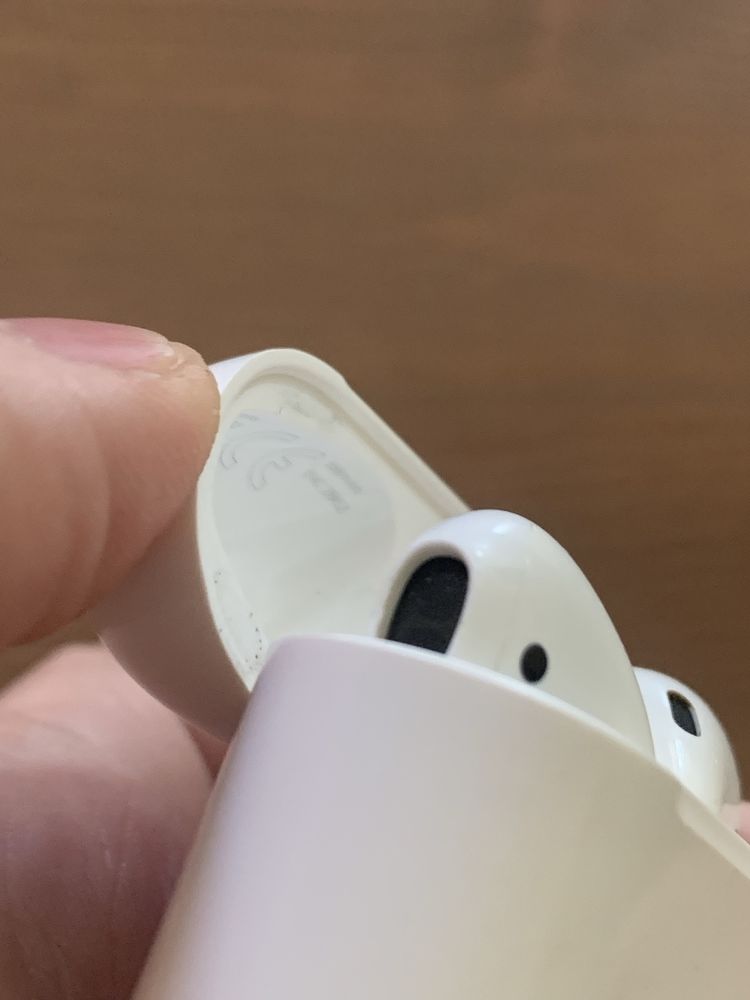 Słuchawki AirPods 1 gen. oryginalne, trzeba wymienić baterie.