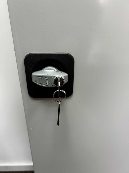 Metalowa SZAFA UBRANIOWA z drążkiem firmy PROMAG