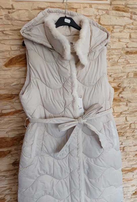 Cudowna beżowa kamizelka pikowana z kapturem z puszkiem