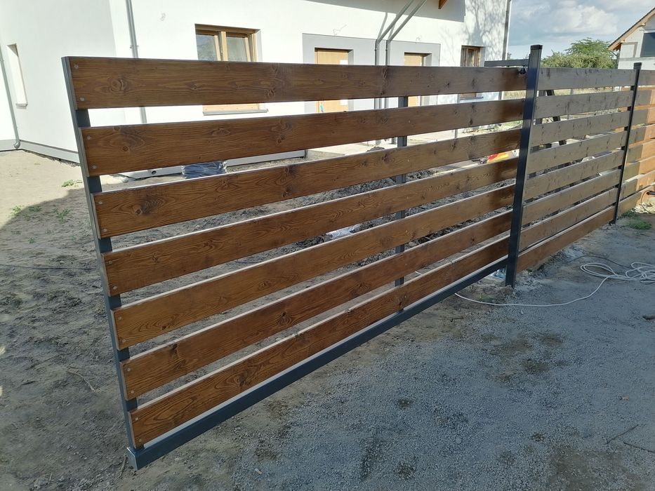 Bramy przesuwne z wypełnieniem panelowym lub drewnianym