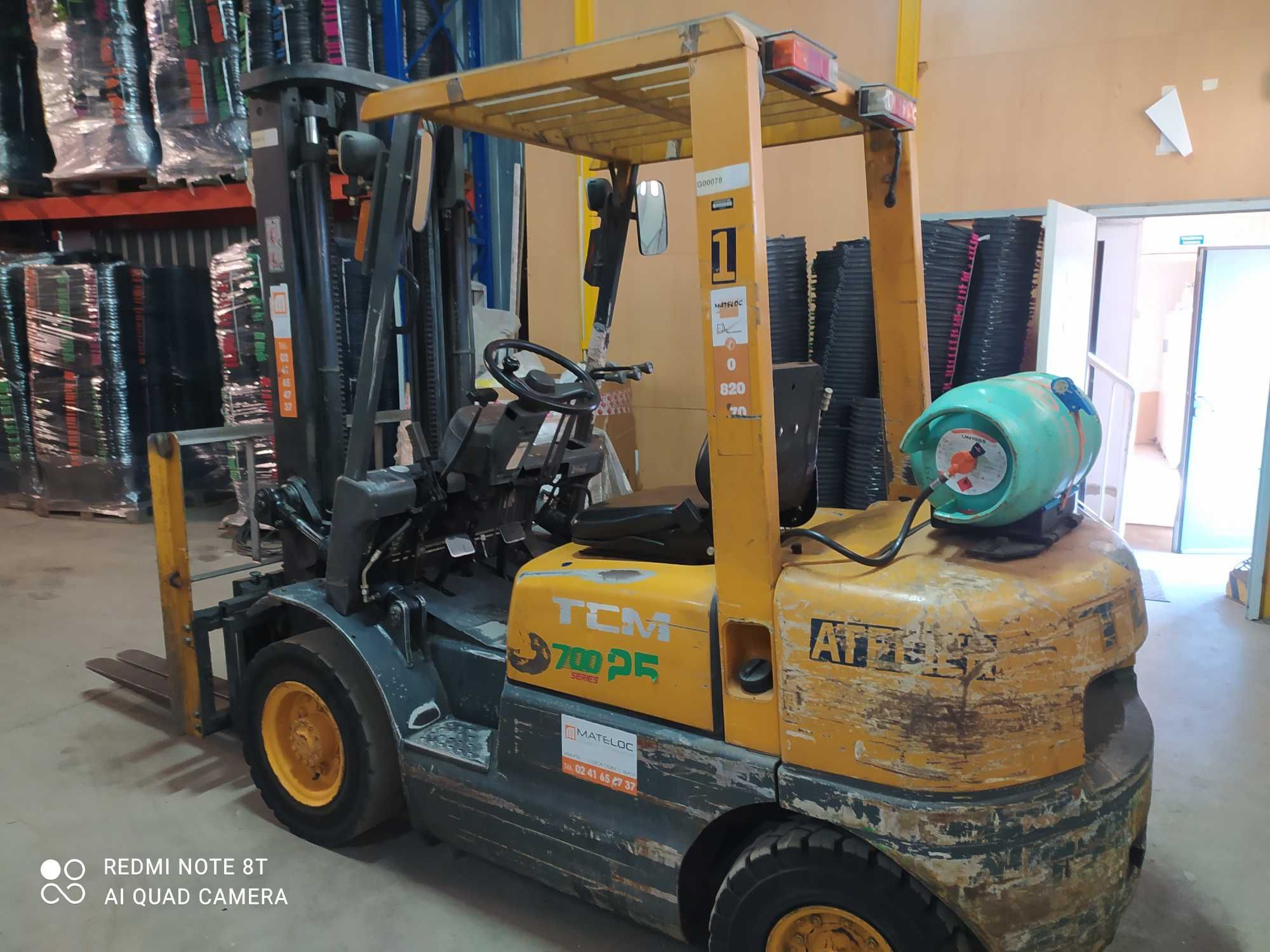 Empilhador TCM a gaz 2.5 ton sobe 3.05 mts