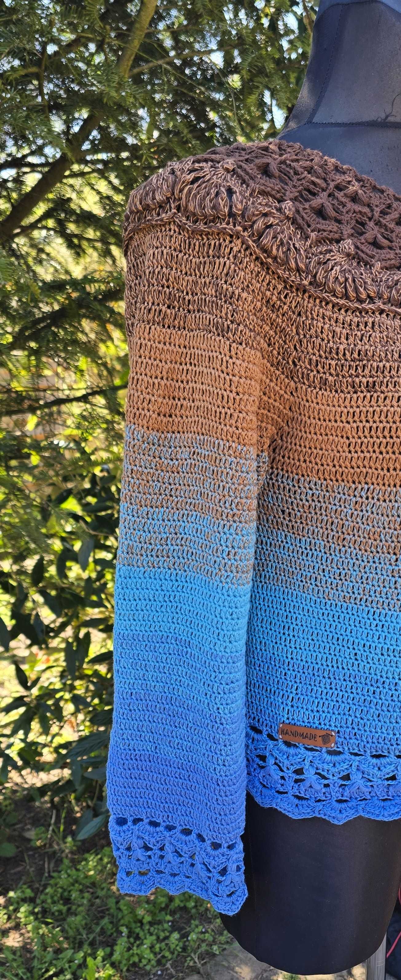Atrakcyjny sweterek z ozdobnym karczkiem – handmade, szydełko