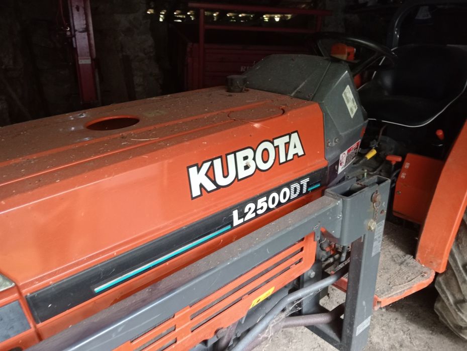 Trator e acessórios em bom estado podem ver sem compromisso