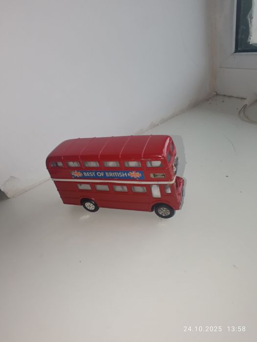 Іграшка, червоний британський автобус