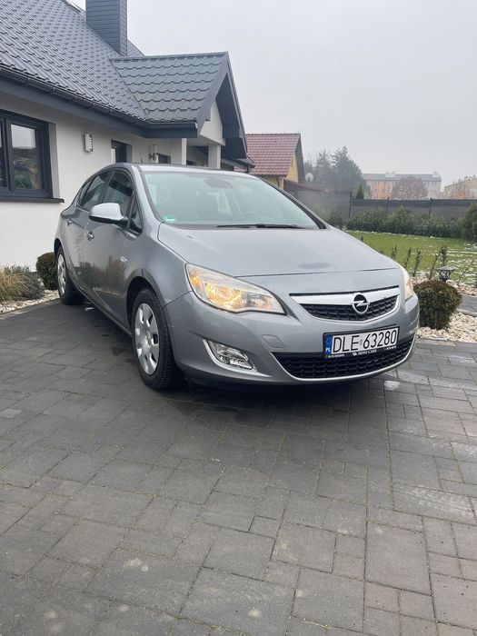Opel Astra Opel Astra • 2010 • 1.6 benzyna 115 KM
