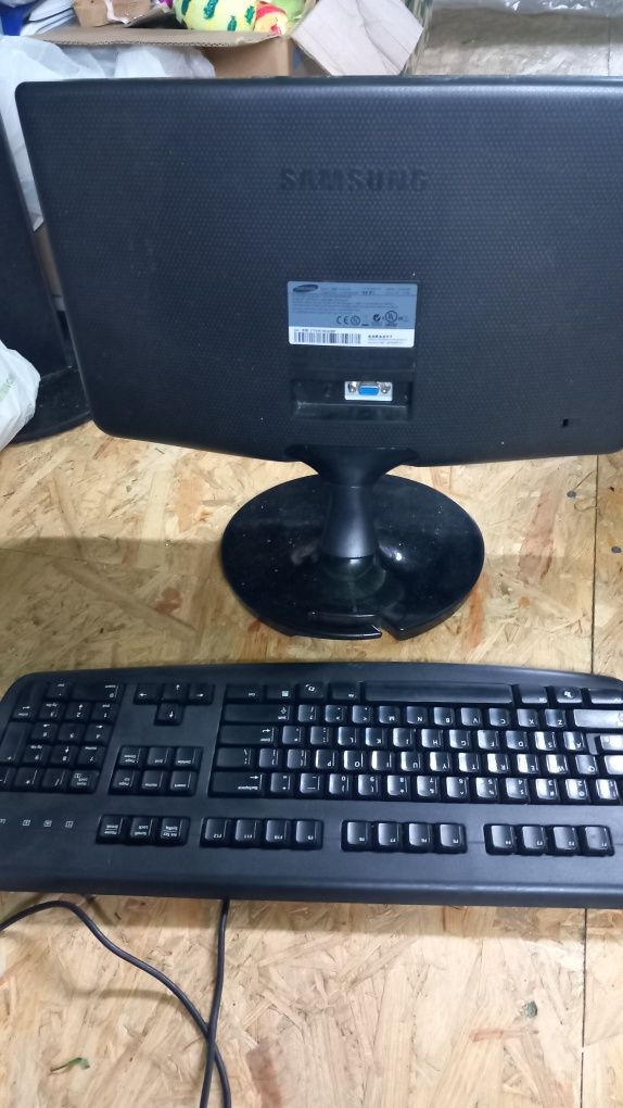 Monitor LCD + klawiatura i myszka
