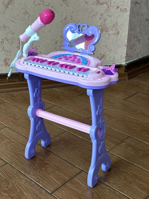 Синтезатор піаніно з мікрофоном та стільчиком