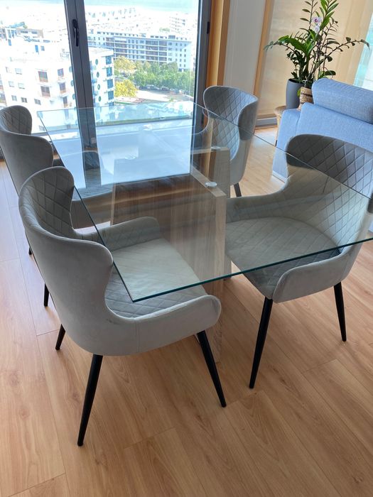Mesa de jantar moderna com 4 cadeiras