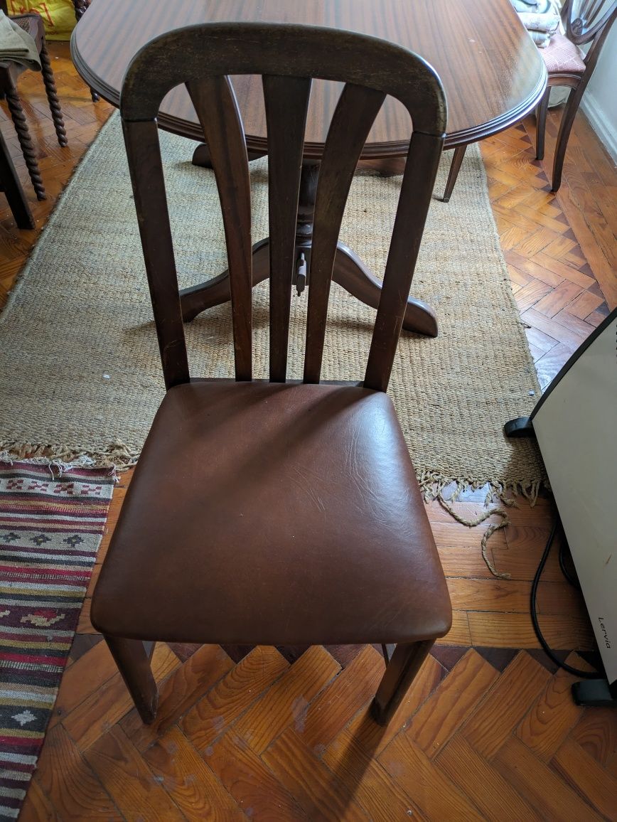 Mesa de jantar maciça em bom estado, 1,45m extensîvel até 1,80m