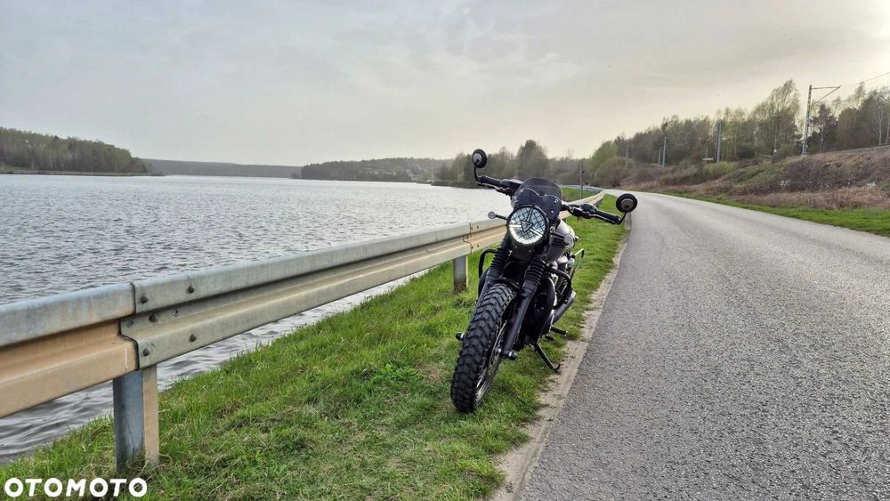 Triumph Bonneville T120 Black Salon PL custom scrambler