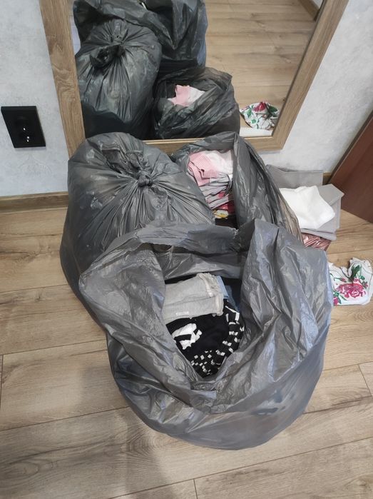 Віддам два пакети речей безплатно!