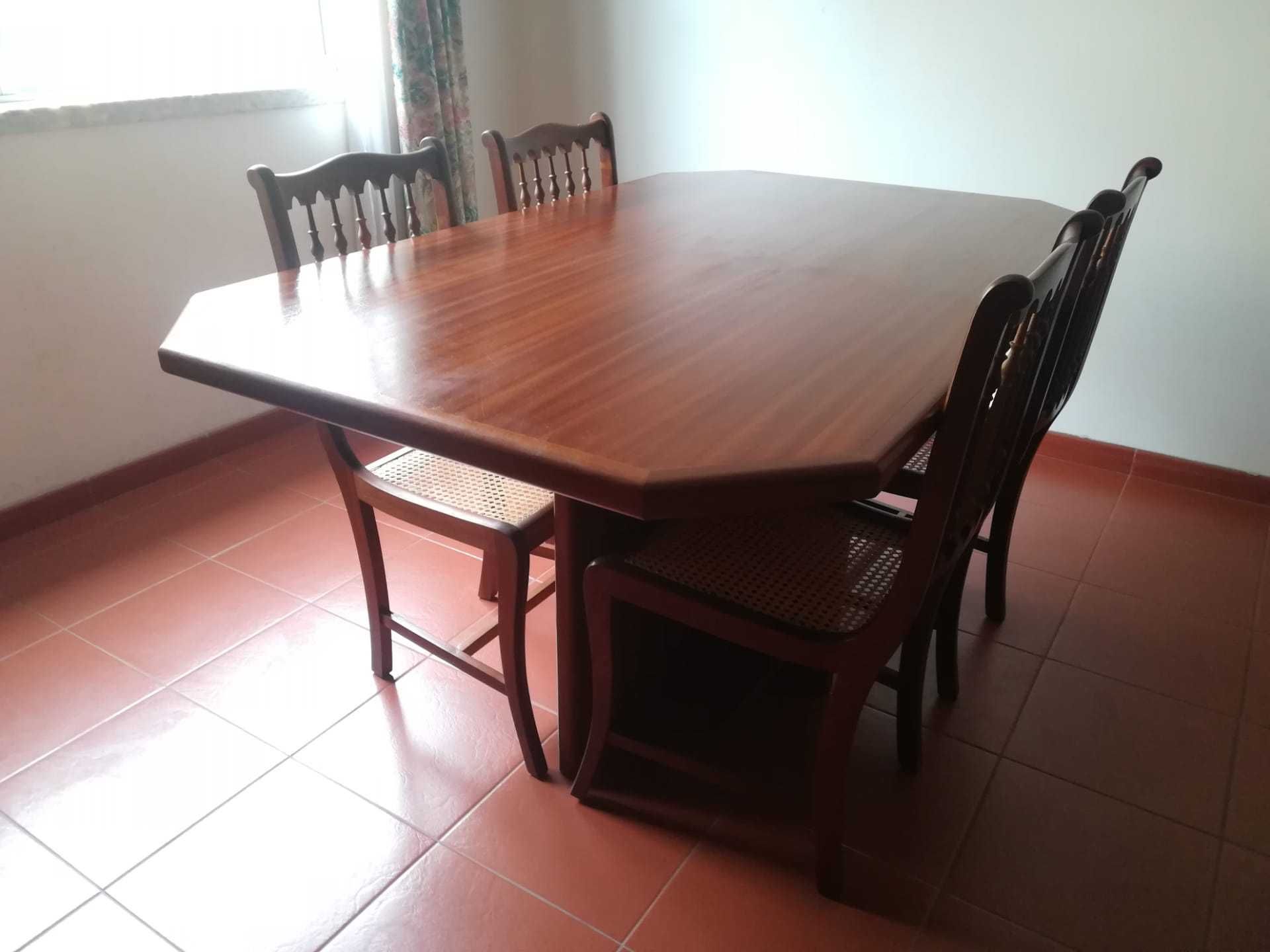 Mesa em madeira com 6 cadeiras